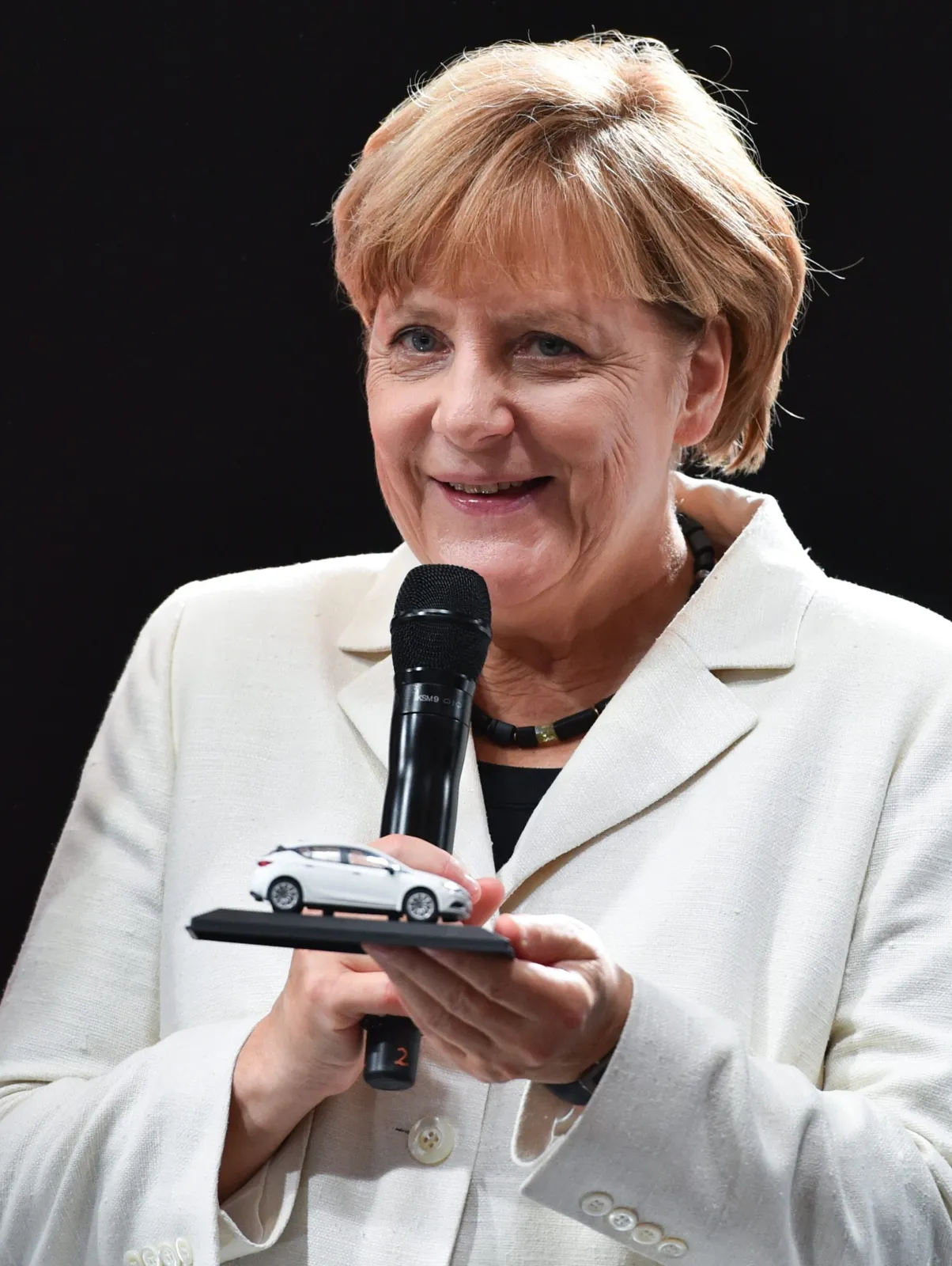 Merkel zachwycona nowym autem z Polski! Lakier pod kolor marynarki kanclerz. Mamy ZDJĘCIA