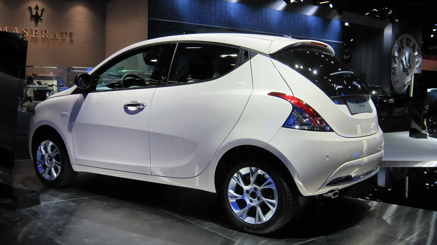 8206698-lancia-ypsilon.jpg