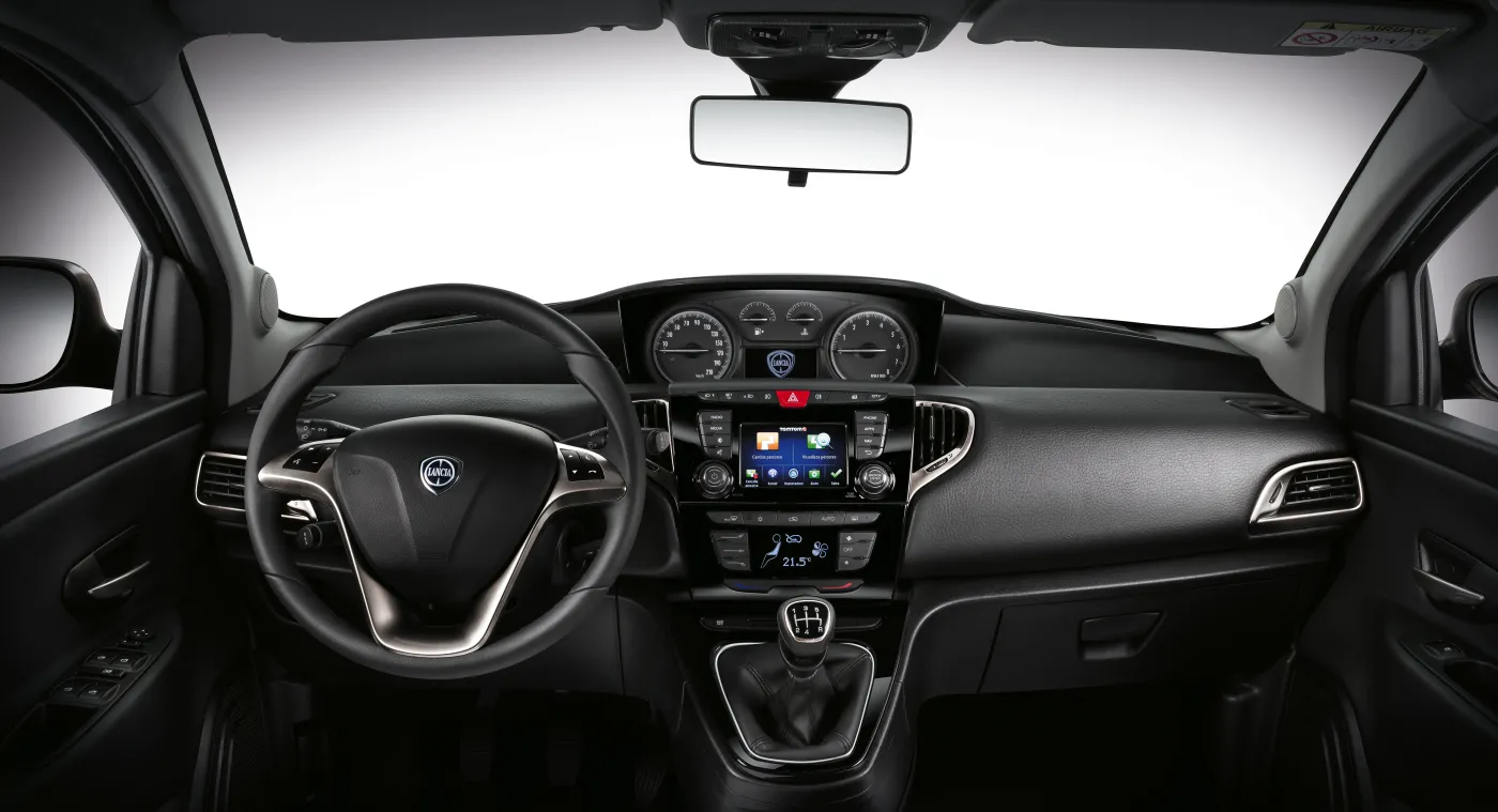 8234502-lancia-ypsilon.jpg
