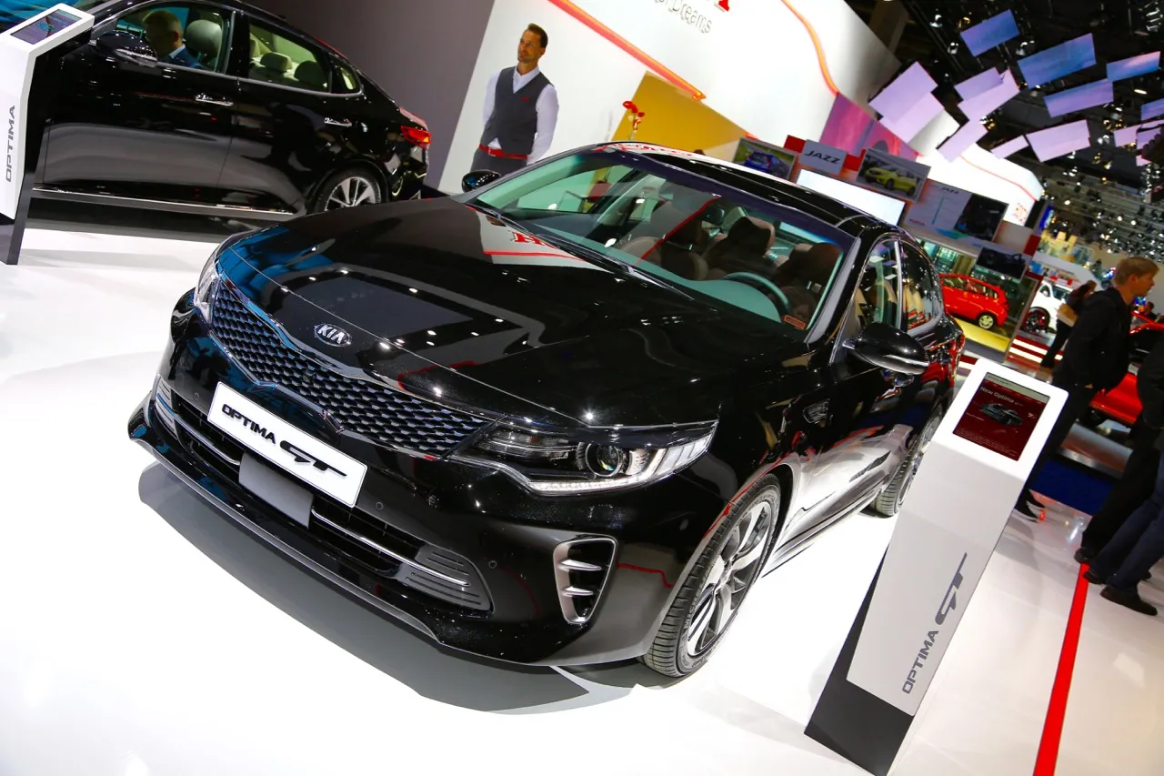 8236166-kia-optima-gt.jpg