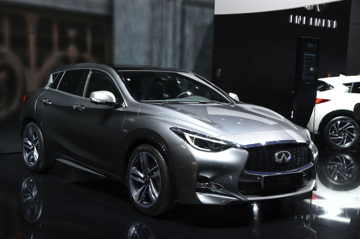 8253548-infiniti-q30.jpg