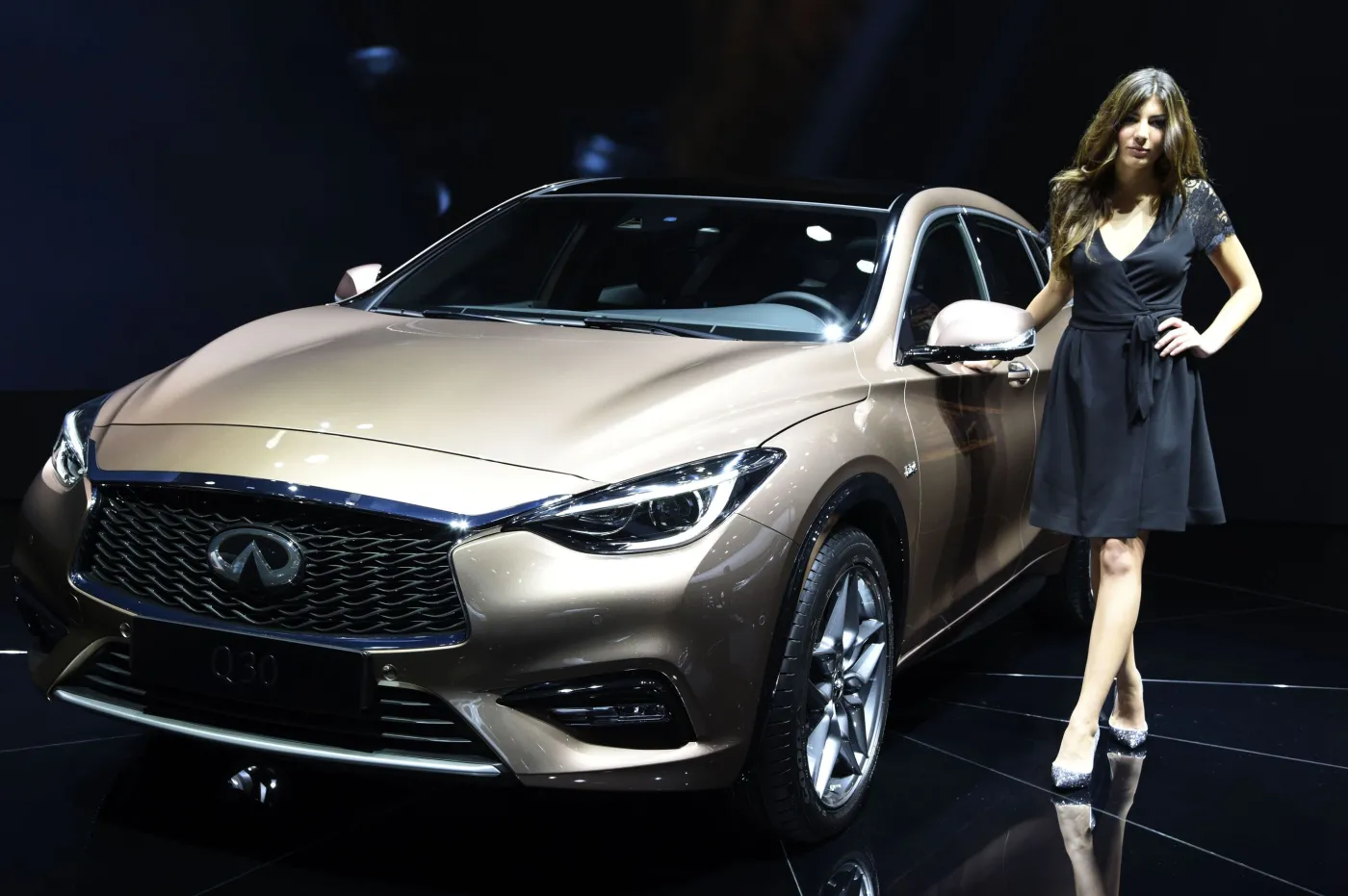 8253580-infiniti-q30.jpg