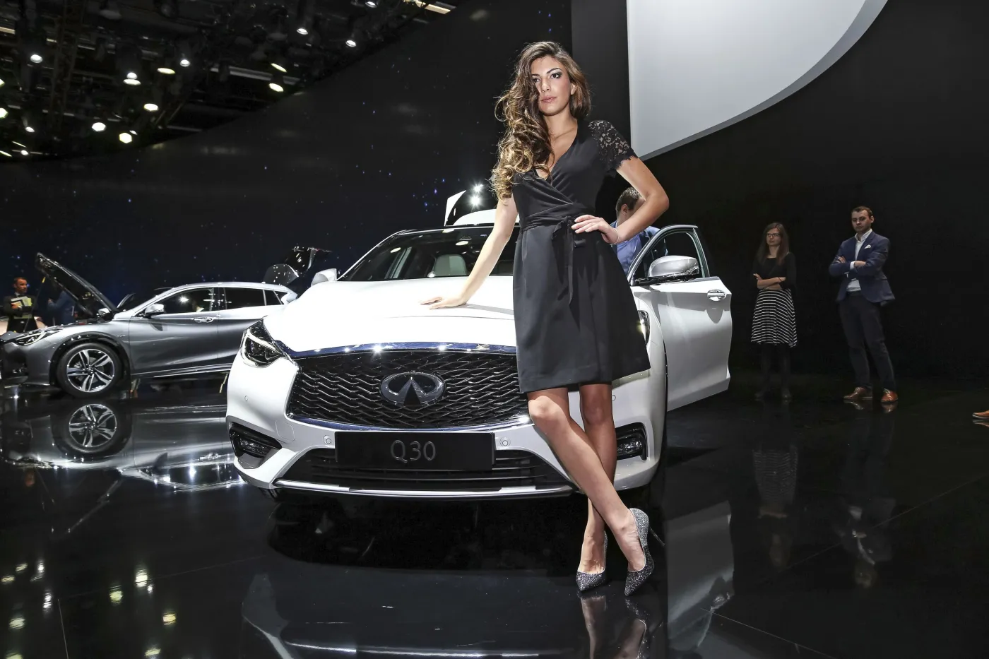 8253388-infiniti-q30.jpg