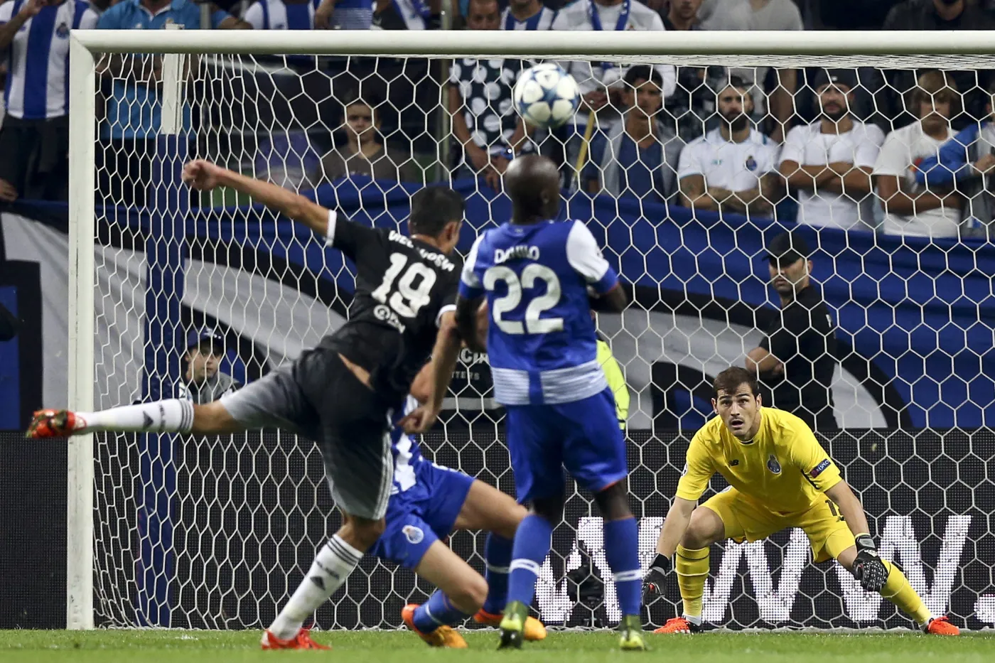Liga Mistrzów: Wygrana Porto z Chelsea, rekord Casillasa. WIDEO