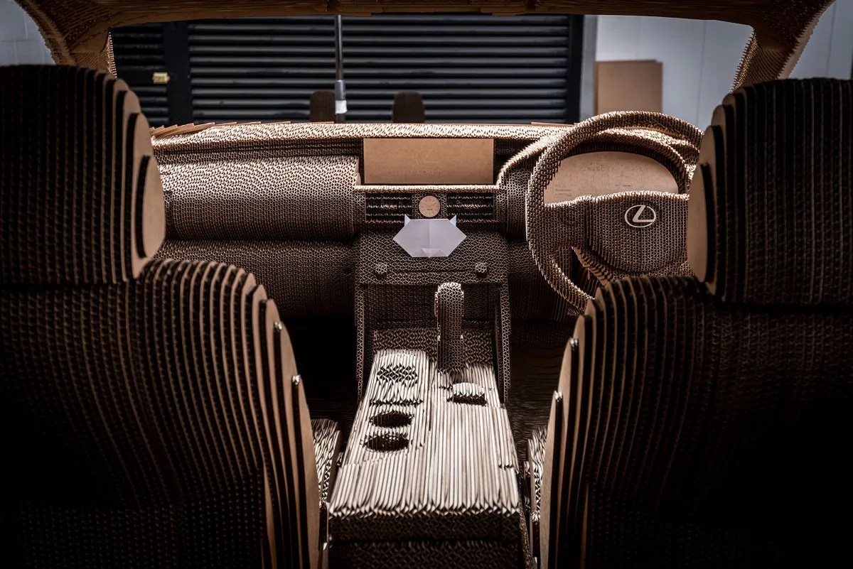 8303629-lexus-is-300h.jpg