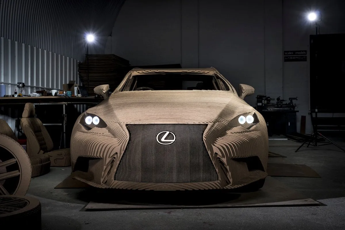 8303256-lexus-is-300h.jpg