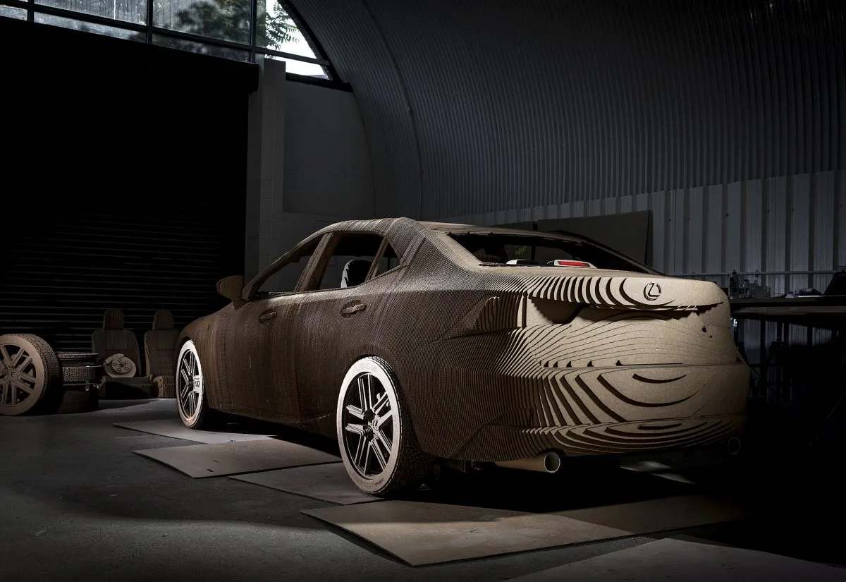 8303319-lexus-is-300h.jpg