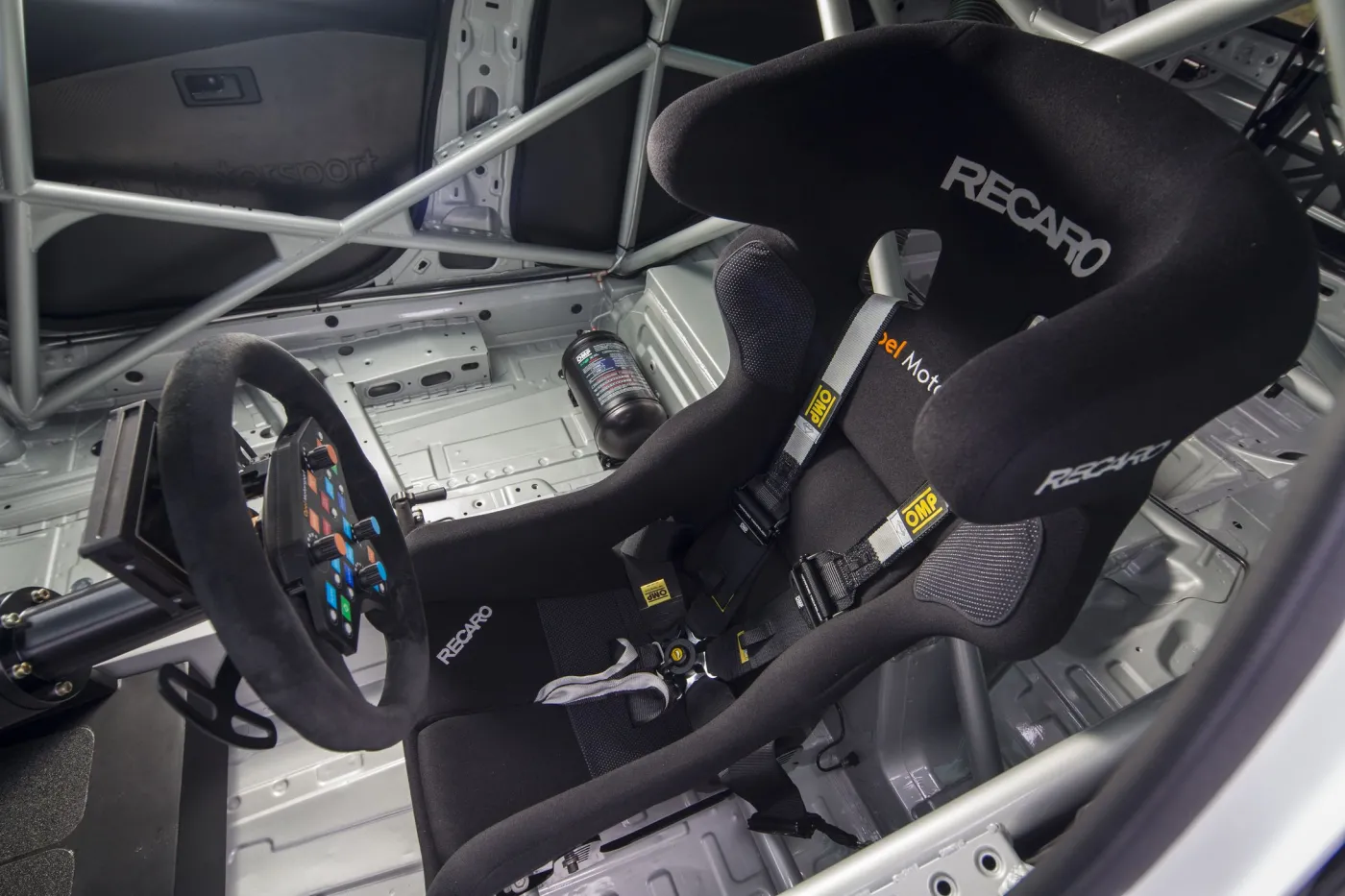 8326415-opel-astra-tcr.jpg