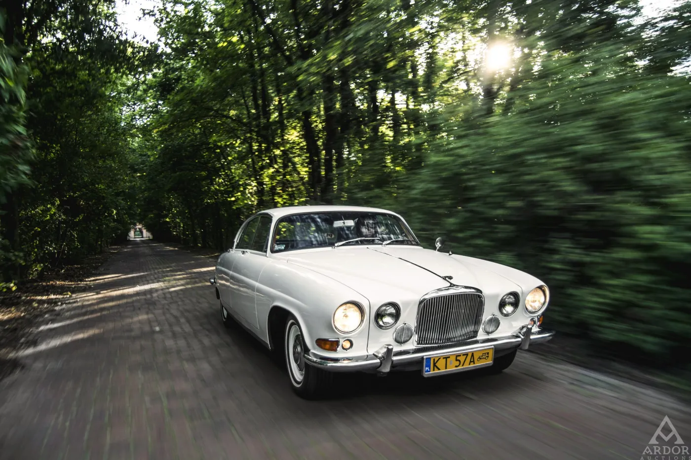 8327427-jaguar-mark-x.jpg