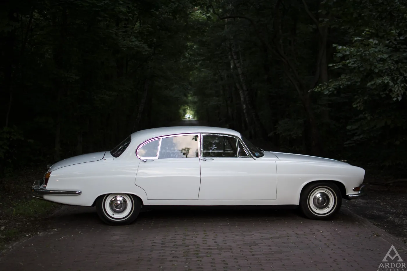 8327523-jaguar-mark-x.jpg