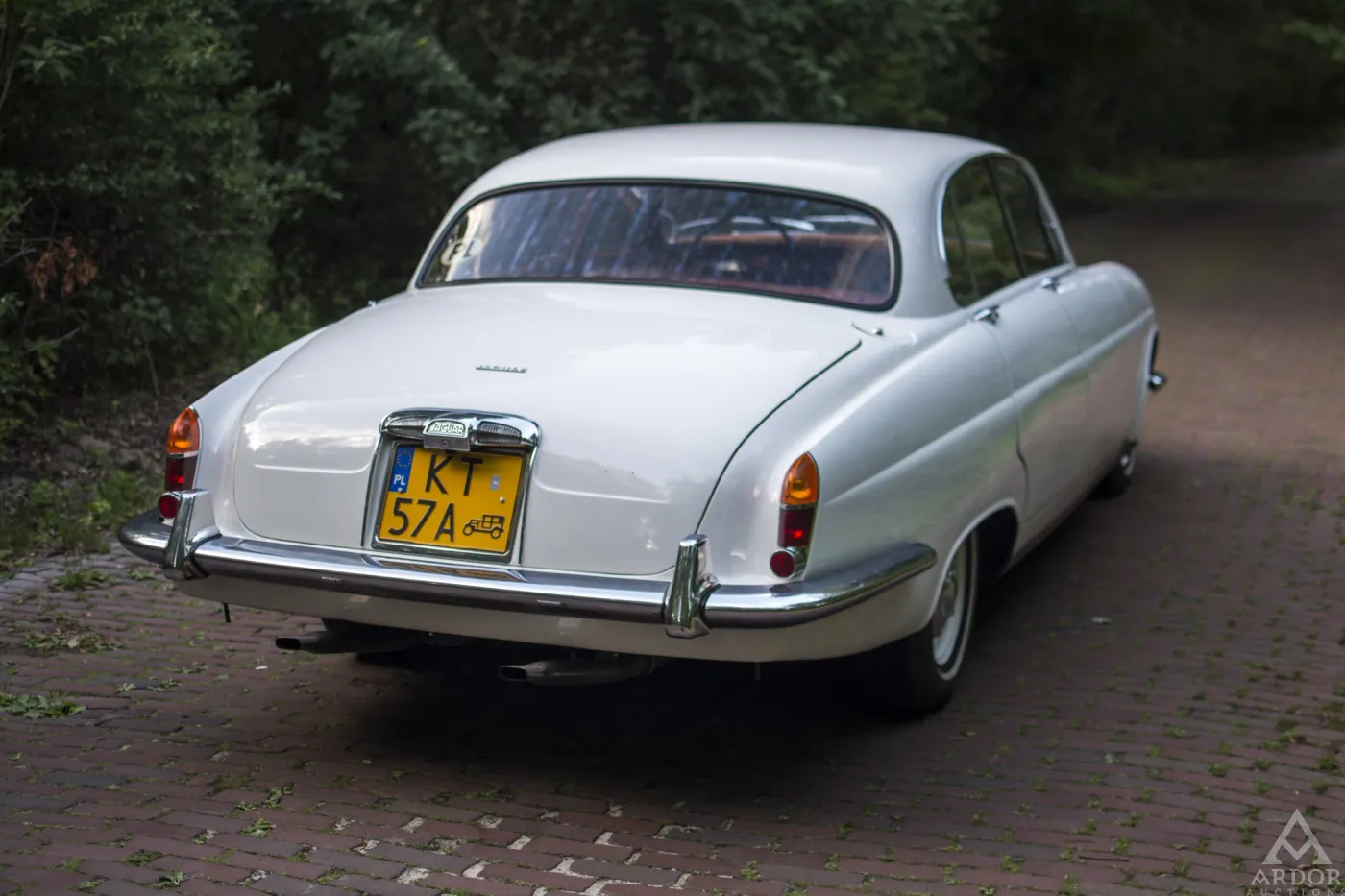 8327587-jaguar-mark-x.jpg