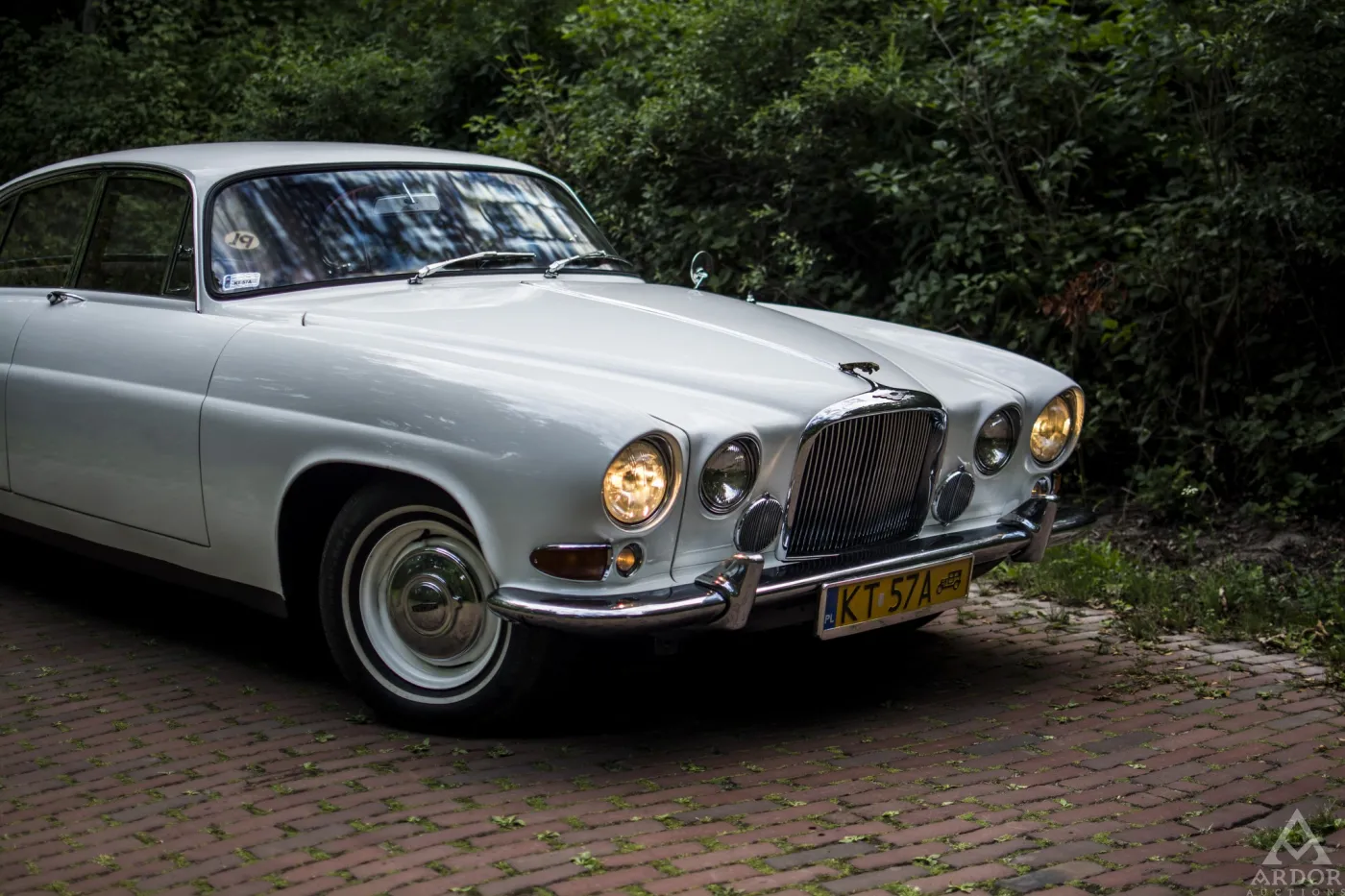 8327619-jaguar-mark-x.jpg