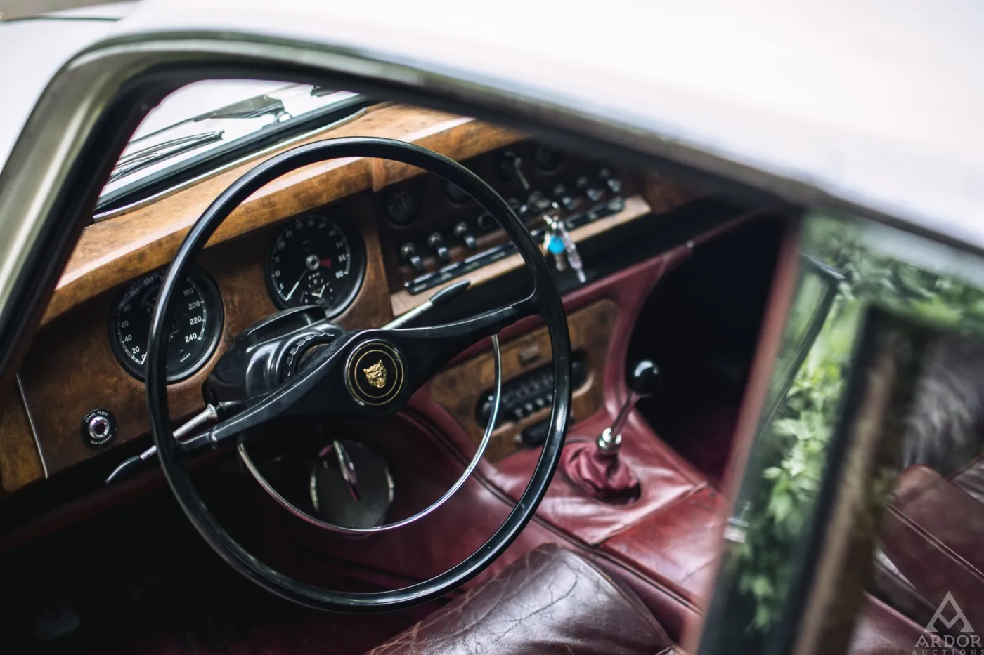 8327779-jaguar-mark-x.jpg