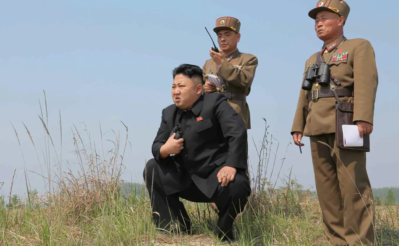 Korea Północna. Kim Dzong Un w otoczeniu żołnierzy