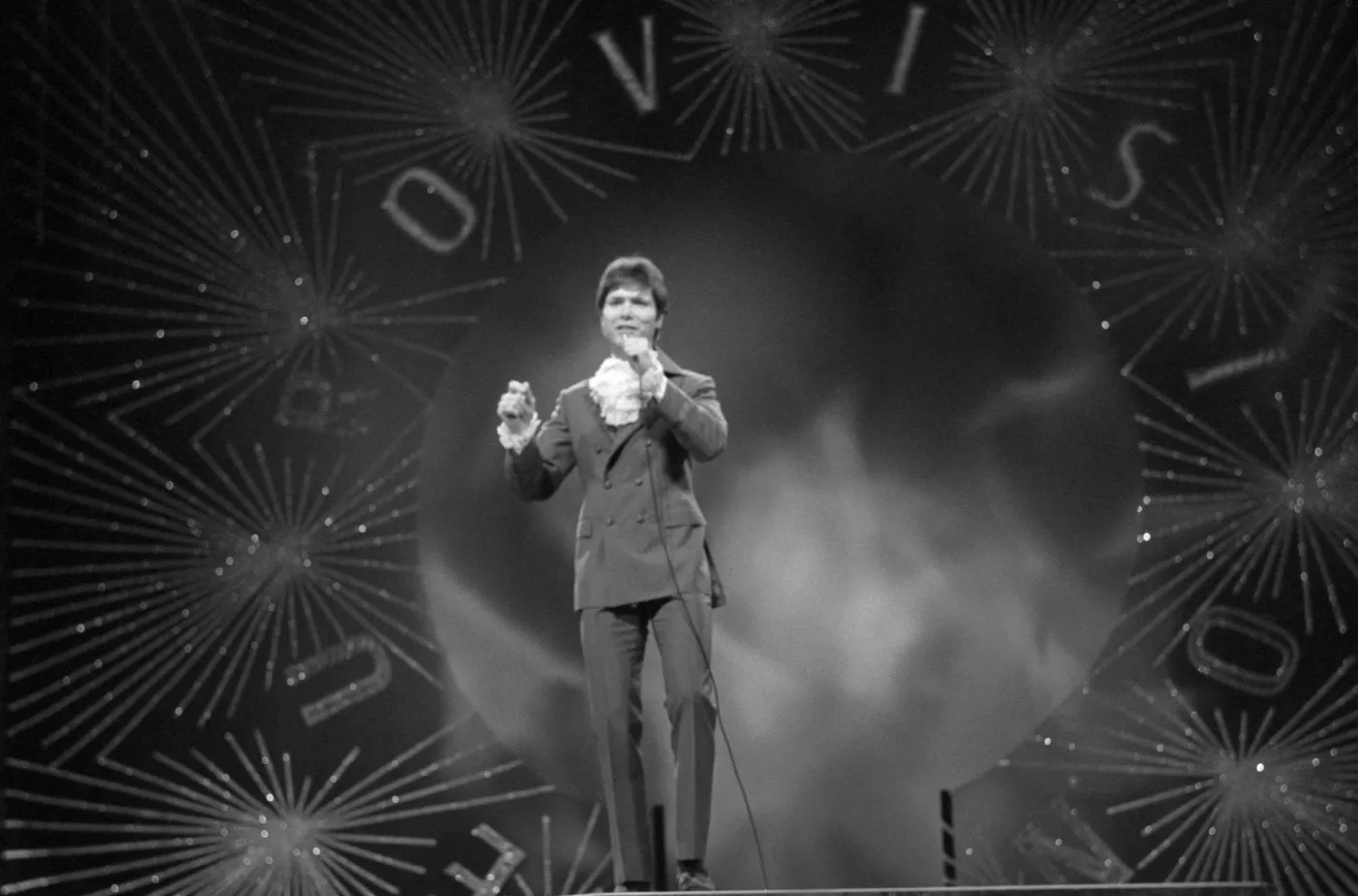 8814131-cliff-richard.jpg