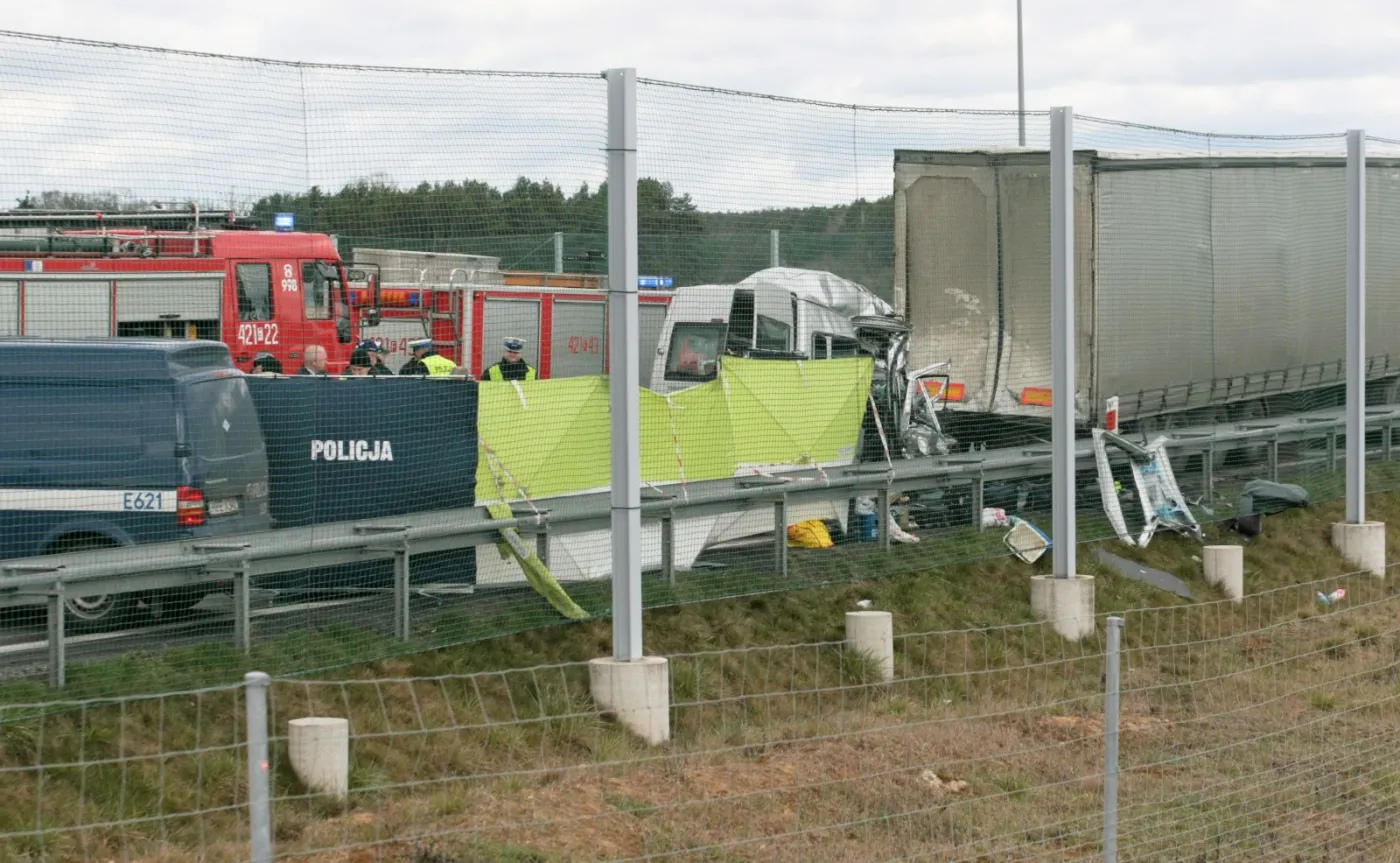 Tragedia pod Świebodzinem. Bus wbił się w ciężarówkę. Zdjęcia z miejsca wypadku