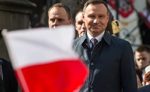 Podniesienie flagi na Zamku, wspólne śpiewanie piosenek. Patriotyczna majówka z prezydentem