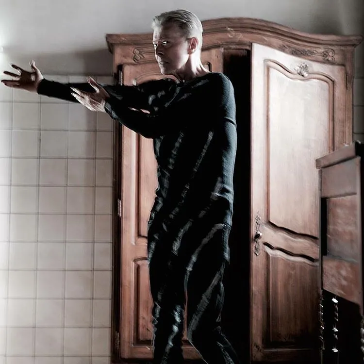 8613359-david-bowie.jpg