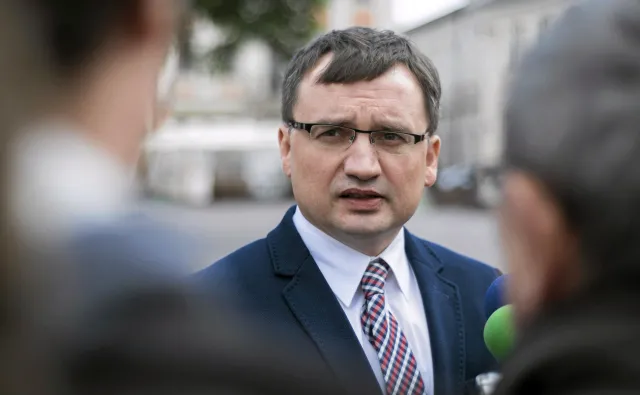 Ziobro straszy sędziów Trybunału prokuraturą. Wtedy Olejnik pyta o Dudę...