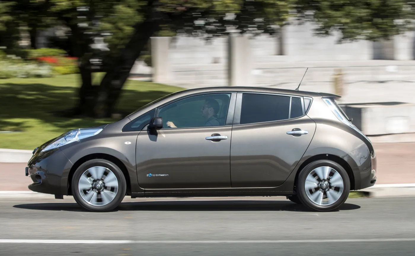 8632085-nissan-leaf.jpg