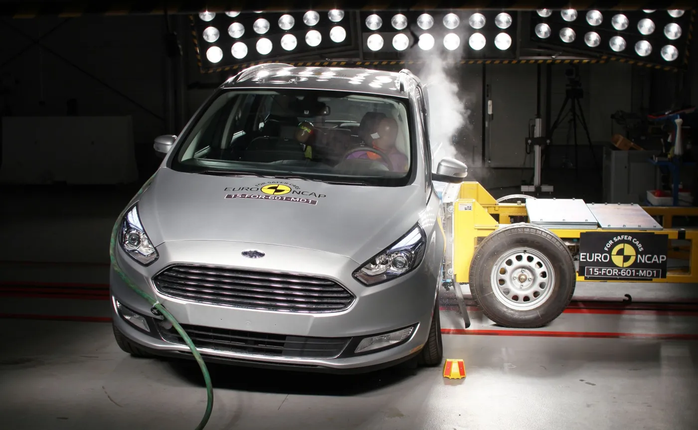 8634975-ford-galaxy.jpg