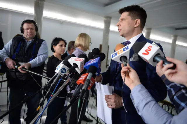 Co oznacza obniżka ratingu dla Polski? Petru tłumaczy