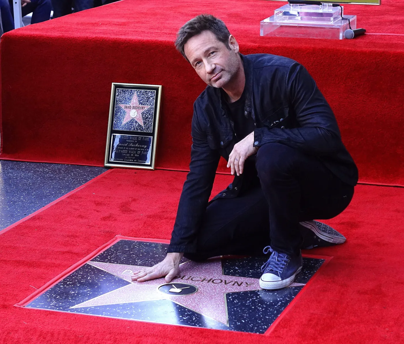 "Kolejny biały facet..." Zobacz, jak David Duchovny odsłaniał swoją gwiazdę [ZDJĘCIA]