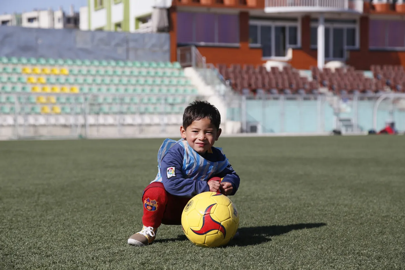 Lionel Messi spotka się z chłopcem w koszulce zrobionej z plastikowej torebki. ZDJĘCIA