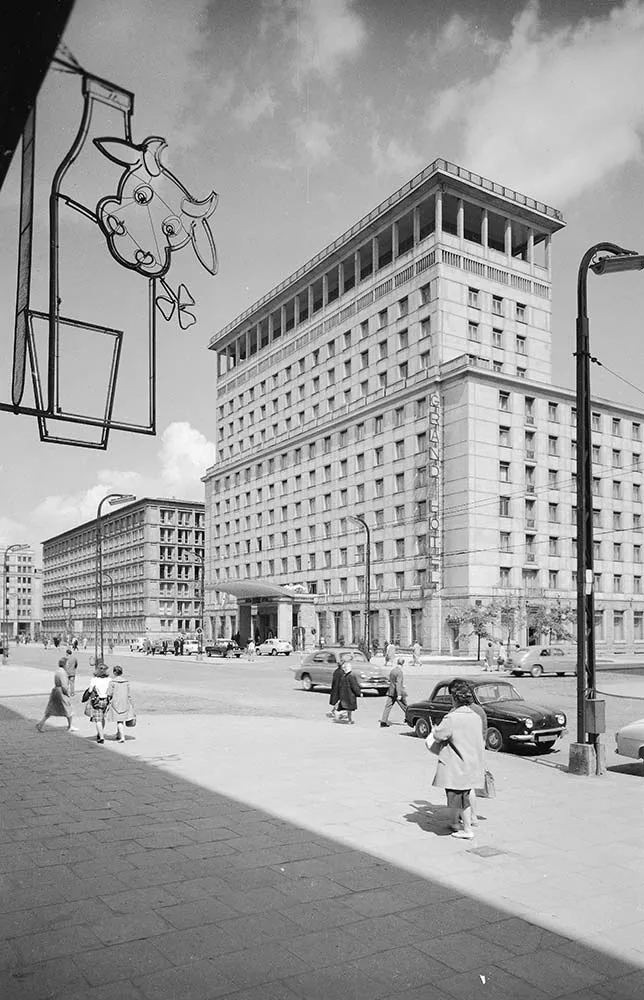 9202983-grand-hotel.jpg