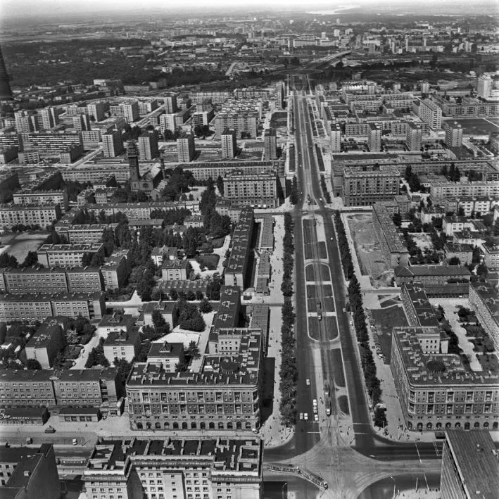 Warszawa, 1965. Miasto z lotu ptaka, ulica Juliana Marchlewskiego (obecnie aleja Jana Pawla II), skrzyżowanie z aleją Karola Świerczewskiego (obecnie aleja Solidarności). Fot. Zbyszko Siemaszko/FORUM