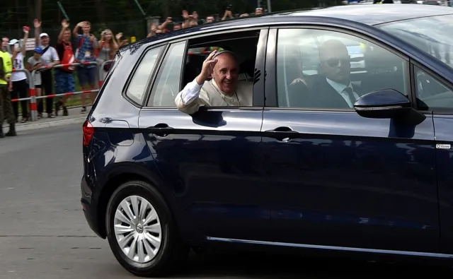Papież tani jak Franciszek. Maybacha u niego nie wypatrzysz. Prędzej golfa czy fiata 500