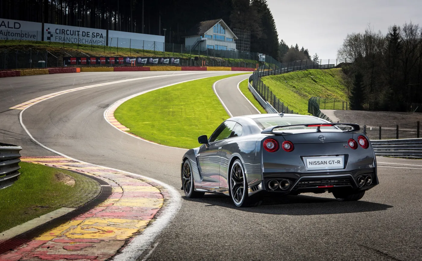 9400588-nissan-gt-r.jpg