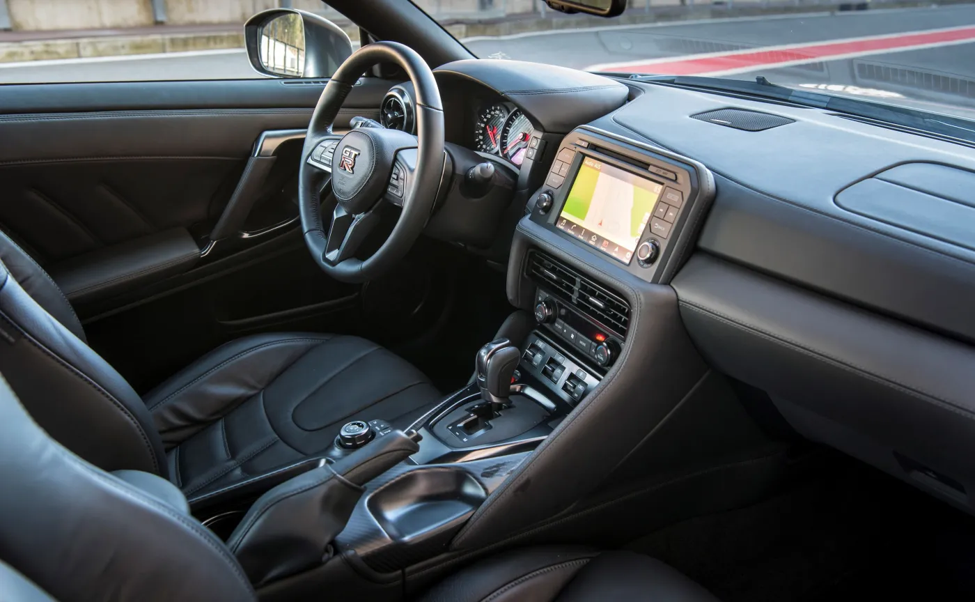 9400845-nissan-gt-r.jpg