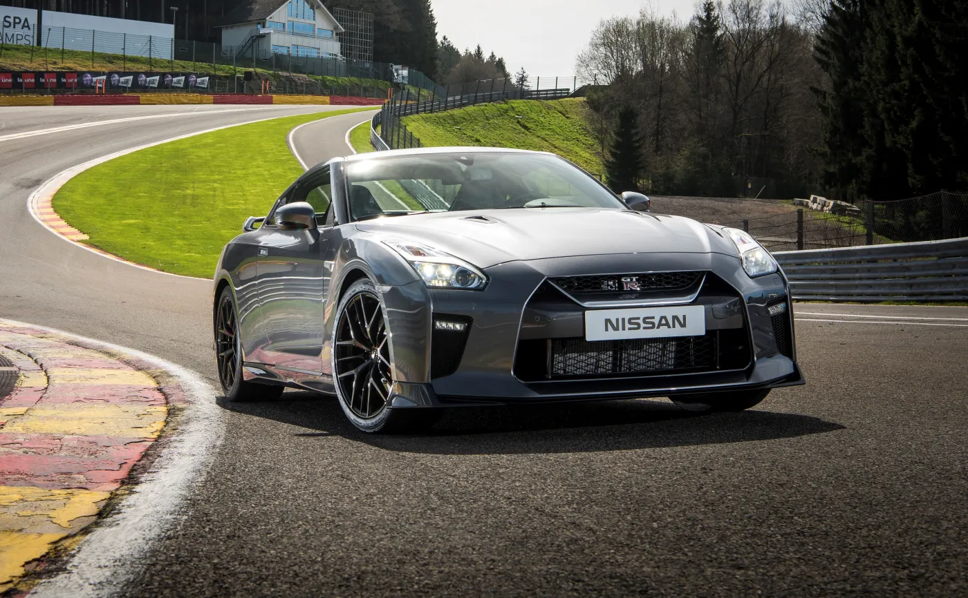 9400556-nissan-gt-r.jpg