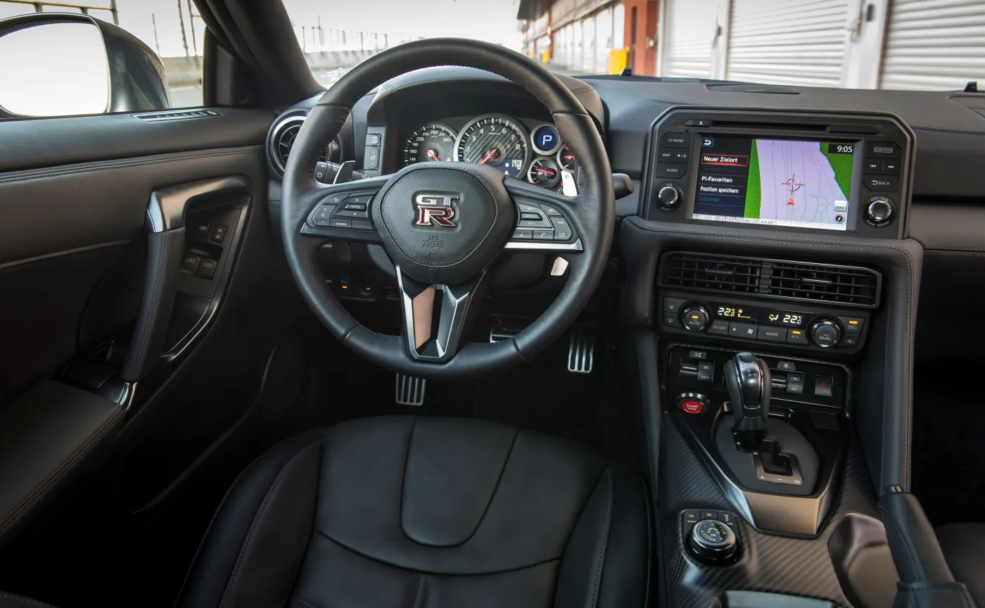 9400652-nissan-gt-r.jpg