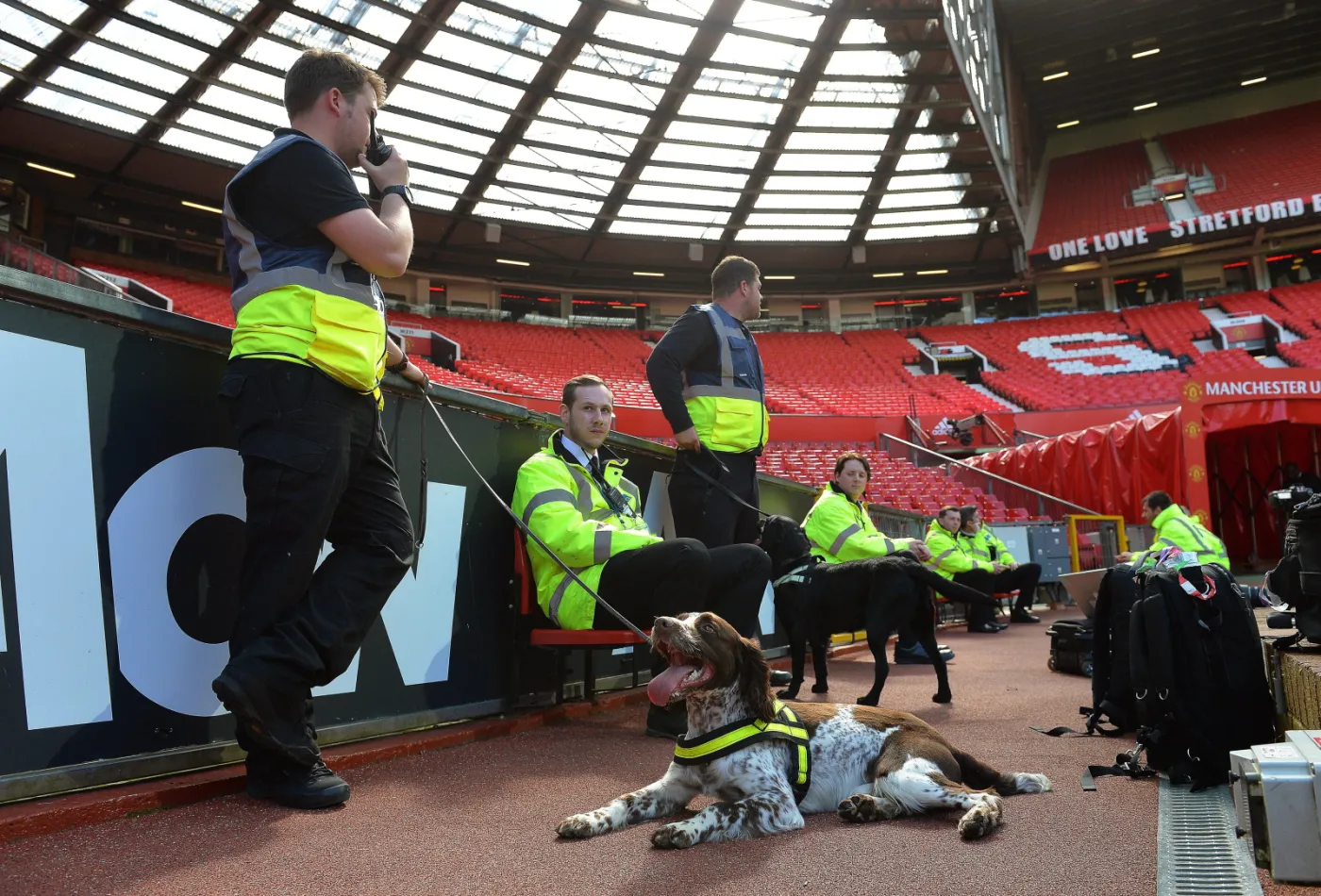 Liga angielska: Eksplozja podejrzanego pakunku na Old Trafford. WIDEO