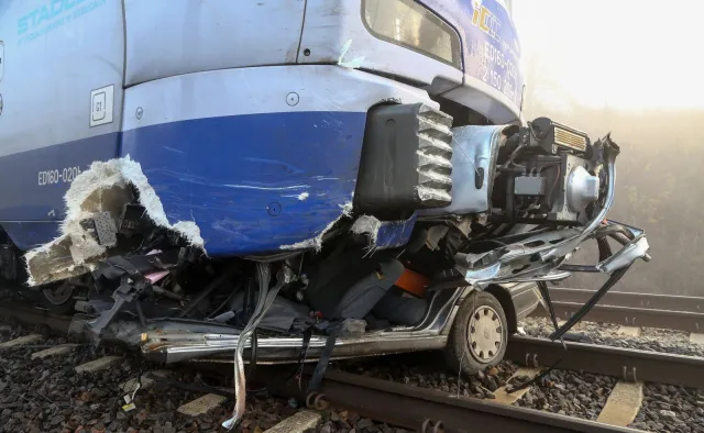 Tragiczny wypadek w Piotrkowie Trybunalskim. Szczątki auta rozrzucone wokół torów kolejowych [ZDJĘCIA]