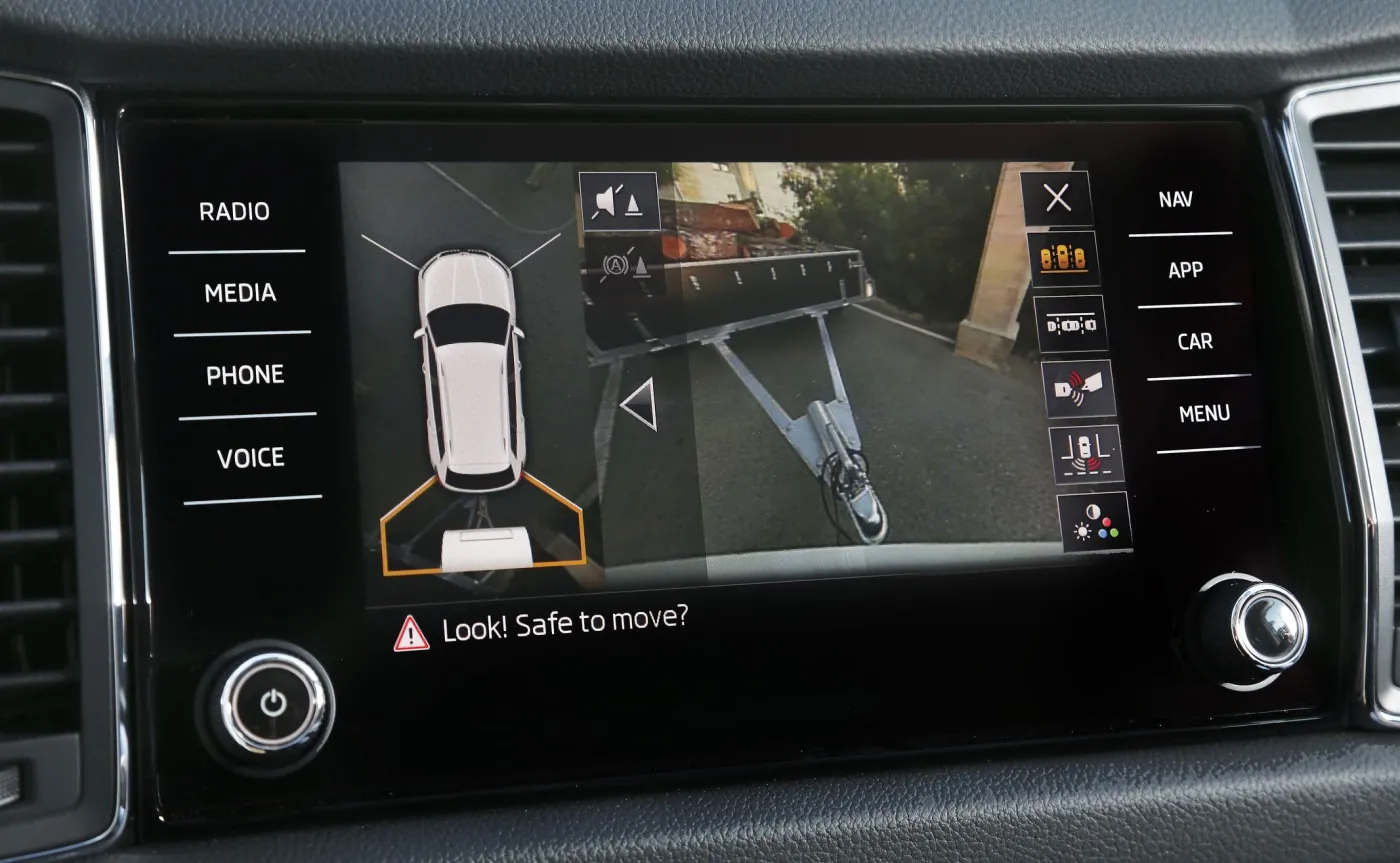 Bardzo przydatnym dodatkiem jest system kamer 360 stopni - na ekranie widać otoczenie auta np. w trakcie cofania. Skoda kodiaq niemal sama wprowadzi przyczepę tyłem gdzie tylko zechcesz