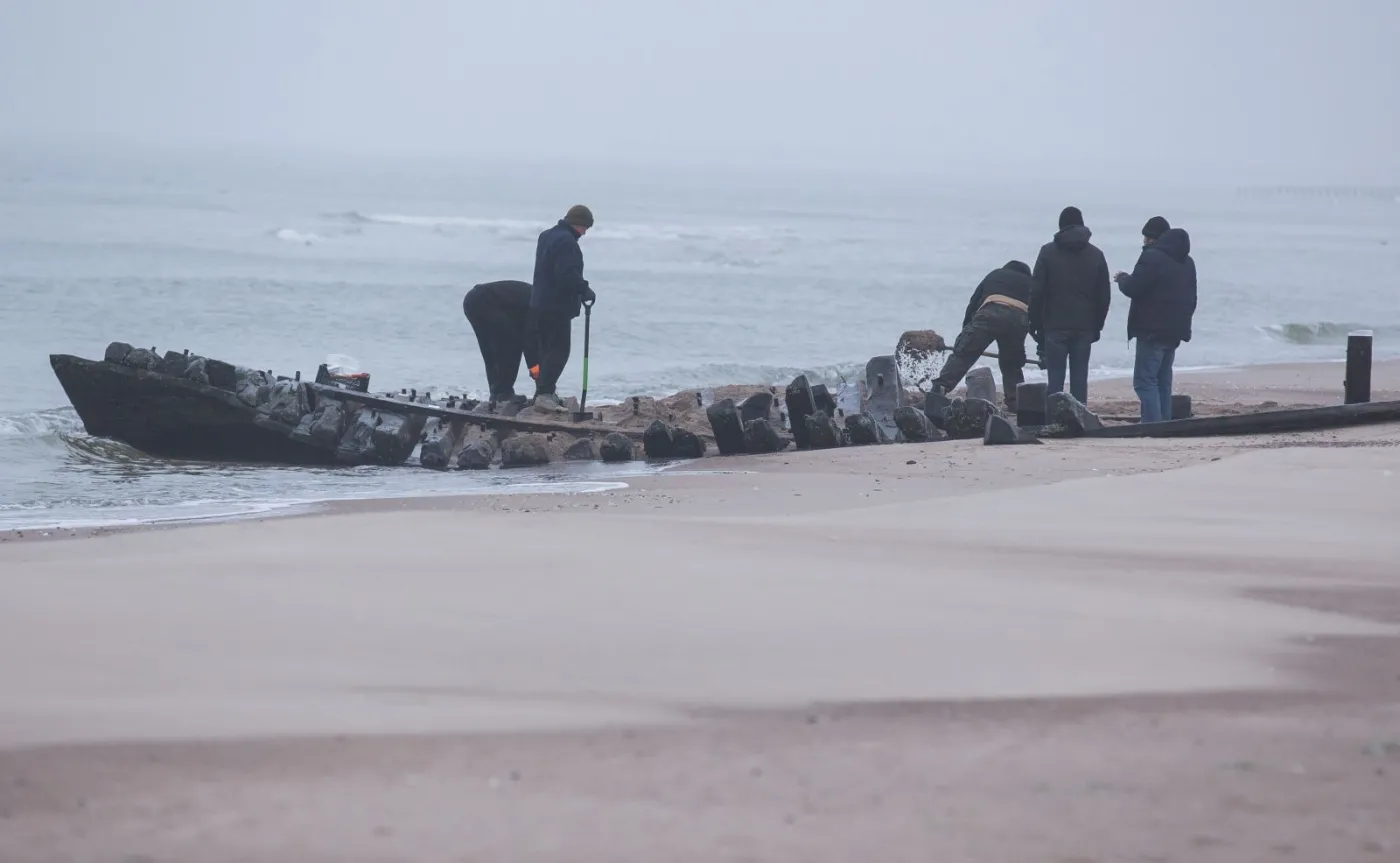 XIX-wieczny skarb znaleziony na bałtyckiej plaży. Wrakiem zajęli się specjaliści