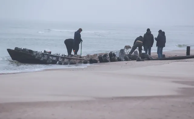 XIX-wieczny skarb znaleziony na bałtyckiej plaży. Wrakiem zajęli się specjaliści
