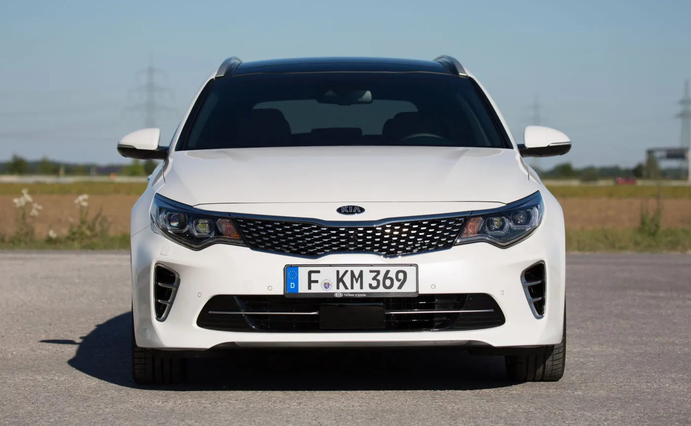9432822-kia-optima-gt.jpg
