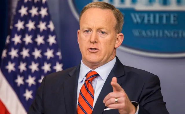 "Nawet Hitler nie upadł tak nisko, aby użyć broni chemicznej". Kolejna wpadka rzecznika Trumpa