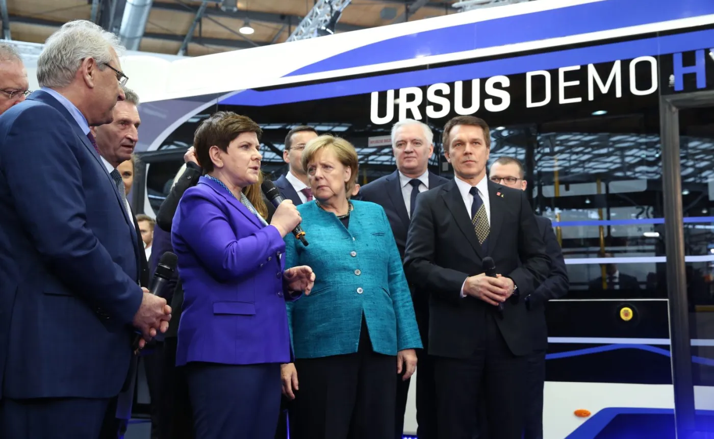 Beata Szydło i Angela Merkel na tle wodorowego Ursusa City Smile Fuel Cell Electric Bus