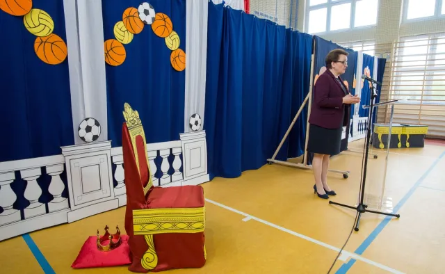Minister Zalewska przeprosiła za parkowanie "na kopercie" dla niepełnosprawnych w Sieradzu