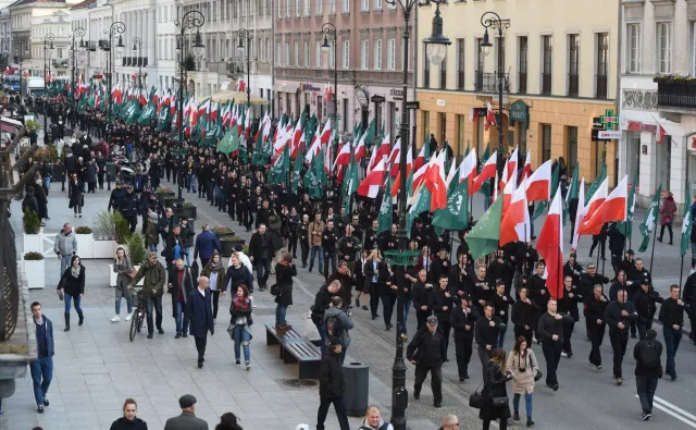 ONR maszerował w Warszawie. Pojawili się Obywatele RP, interweniowała policja. "Wstydźcie się!", "Kogo bronicie?" [ZDJĘCIA]