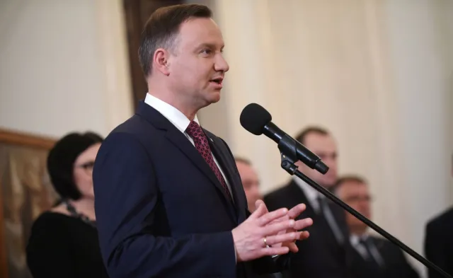 Emeryt odsyła prezydentowi medal i donosi na siebie samego