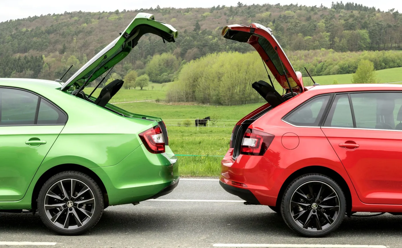 Skoda Rapid liftback (zielona) ma 4,48 m długości oraz 550/1048 litrów pojemności bagażnika - dlatego ten model jest popularny wśród rodzin. Spaceback to bardziej sportowy wygląd i 415/842 l kubatury kufra