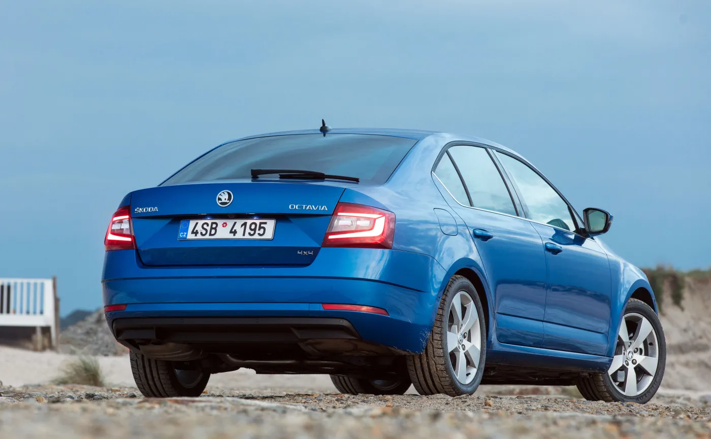 Skoda Octavia 2.0 TDI 4x4 DSG. Wnętrze tylnych lamp w technologii LED ma nieco inne wykończenie niż przed modernizacją 