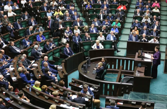Przeciętny Polak zapłaci za paliwo ok. 350 zł rocznie więcej. Projekt ustawy przesłany do komisji