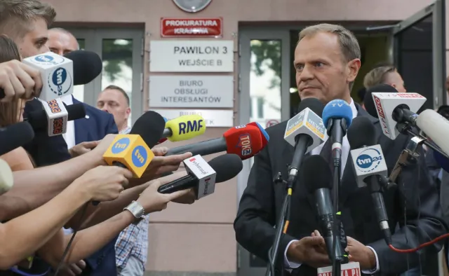 Tusk po przesłuchaniu: Nie biją, nie, nie, jeszcze nie. Jest komentarz prokuratury
